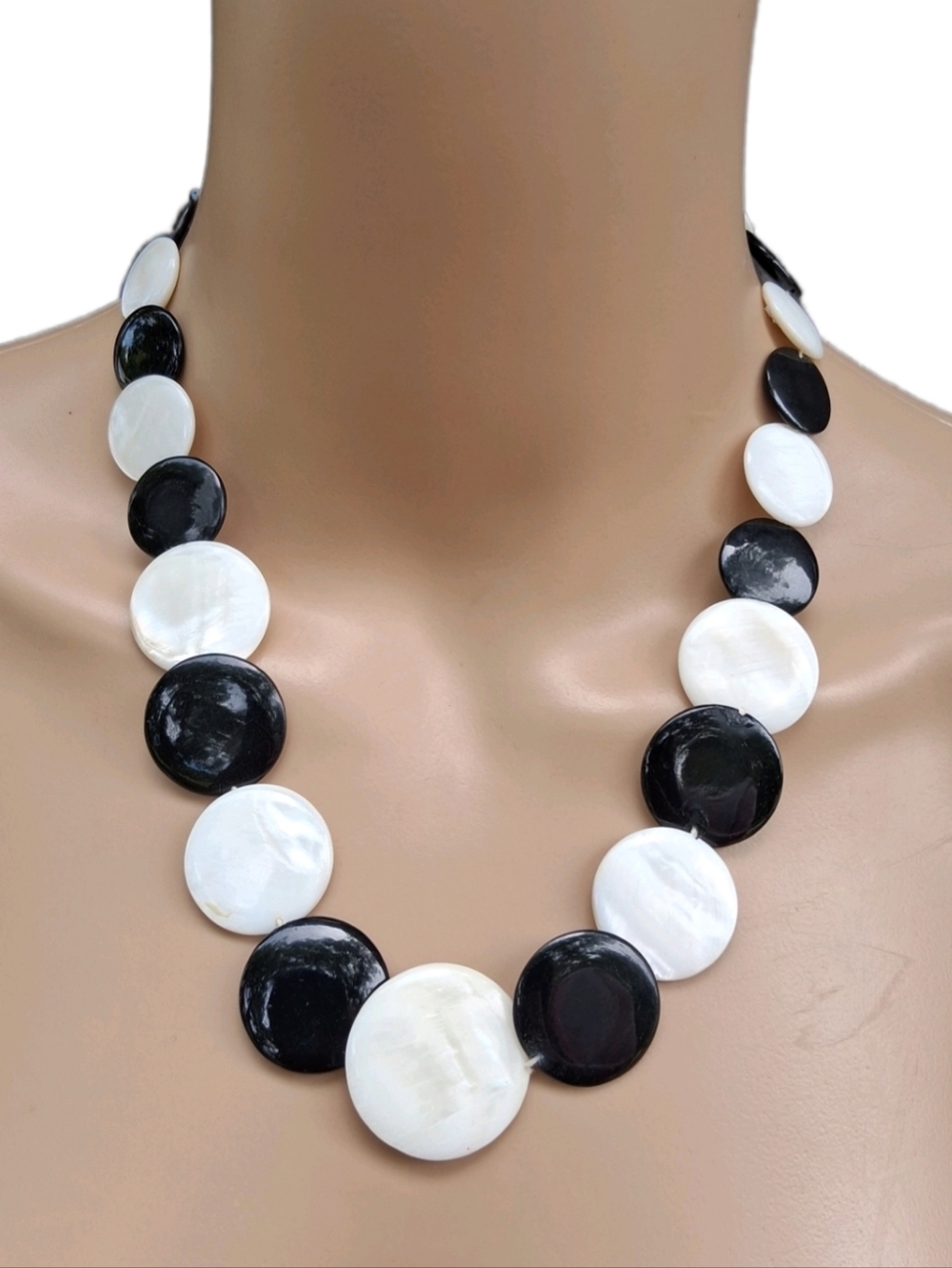 Vintage Erica Lyons Mother of Pearl & Black Onyx Style Statement Necklace